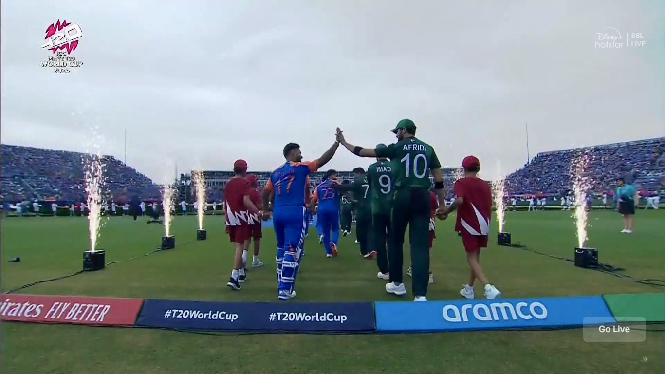 Rishabh Pant and Shaheen Afridi Exchange High Fives Ahead of IND vs PAK T20 World Cup 2024 National Anthem Ceremony