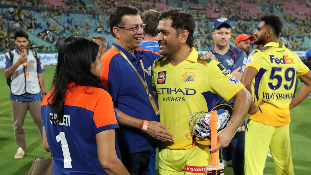 MS Dhoni meets Sanjiv Goenka